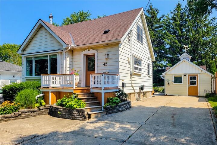 Property Photo:  42 Lake Avenue N  ON L8E 1L3 