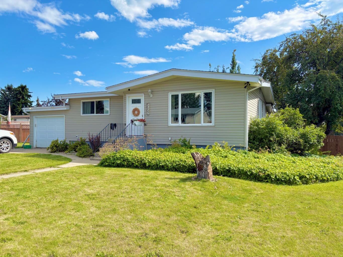 Property Photo: 5507 53A Avenue AB T4T 1H4