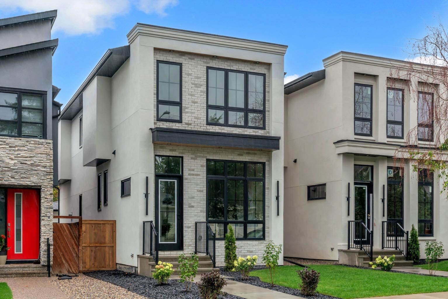 Property Photo:  2422 31 Street SW  AB T3E 2N5 