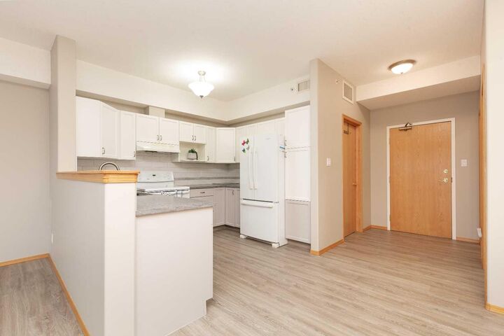 Property Photo:  2020 32 Street S 406  AB T1K 7T9 