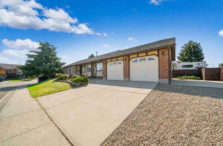 Property Photo: 5 Ross View Bay SE AB T1B 3H9