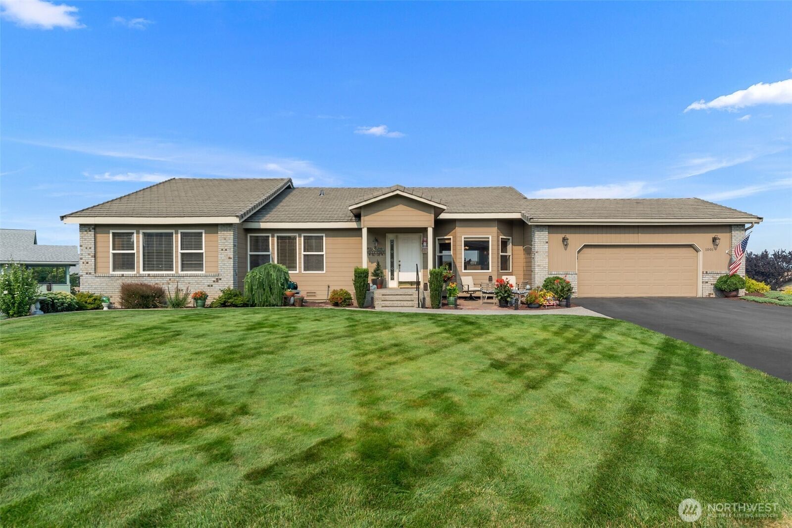 Property Photo:  1380  Eastmont Avenue 1001  WA 98802 