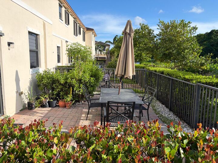 Property Photo: 4721 Santa Cruz Way FL 33314