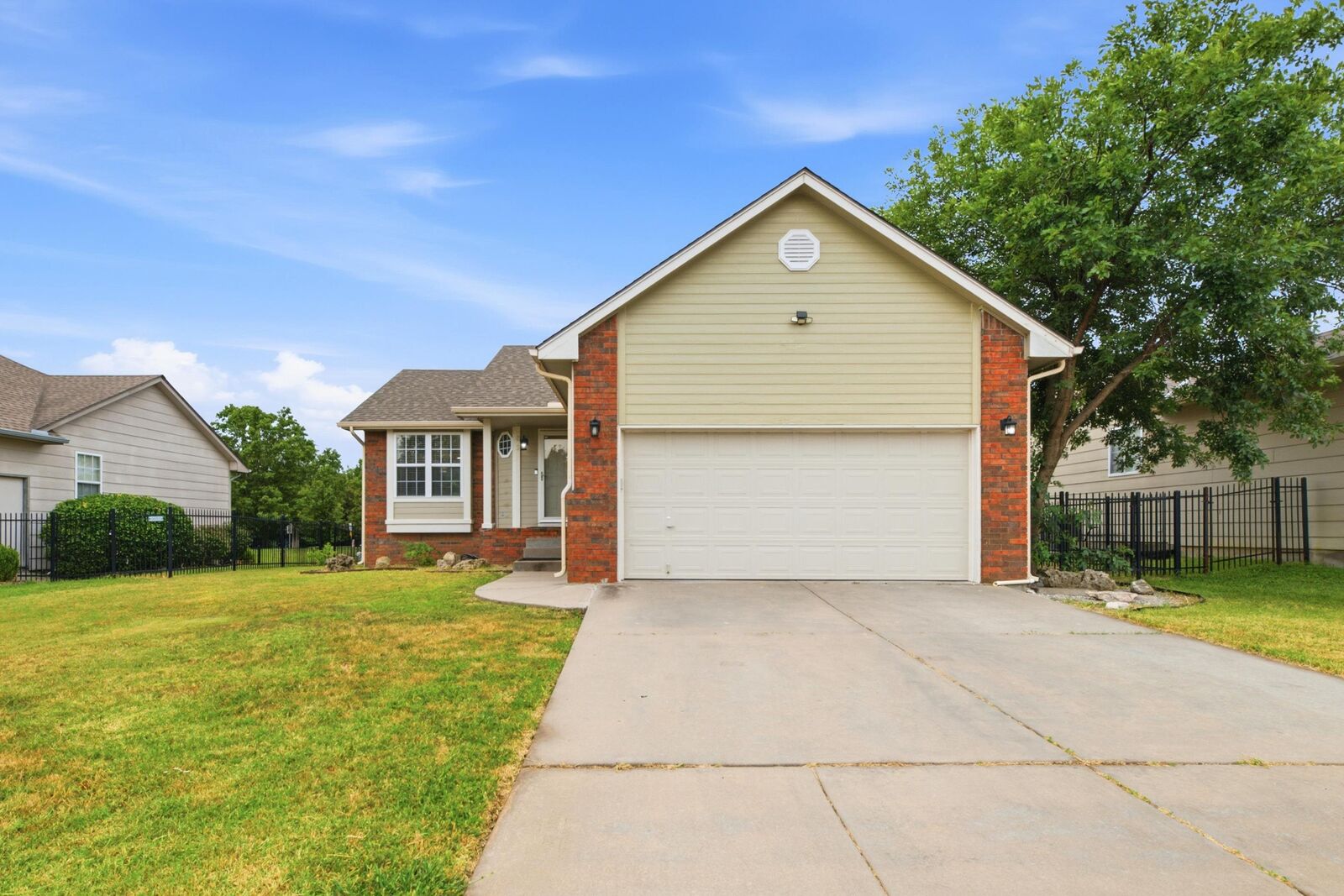 Property Photo: 882 S Bedford Ct KS 67207