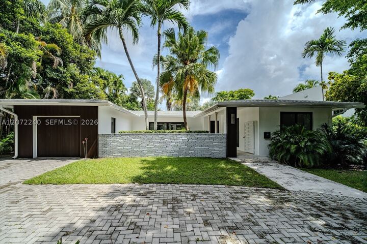Property Photo: 1825 Alamanda Dr FL 33181