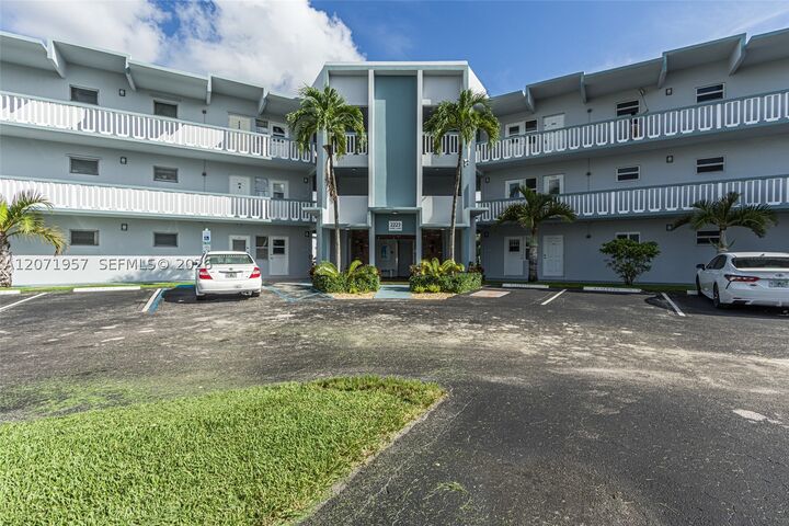 Property Photo: 2223 Park Ln 314 FL 33021