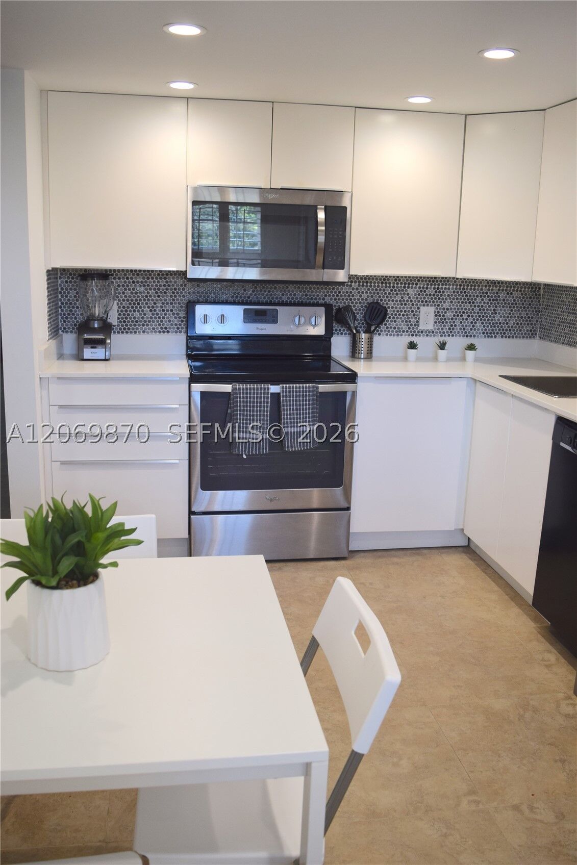 Property Photo:  3970 Oaks Clubhouse Dr 306  FL 33069 
