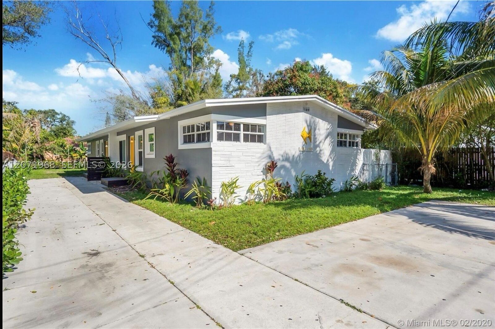 Property Photo:  1301 NE 147th St 1301  FL 33161 