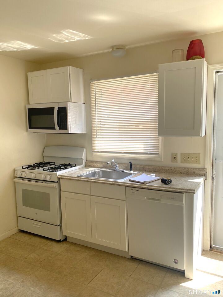 Property Photo: 663 Newhall Street 10 CT 06517