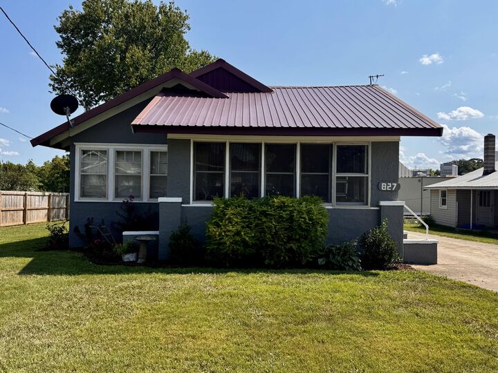 Property Photo: 827 Main Street MO 65689