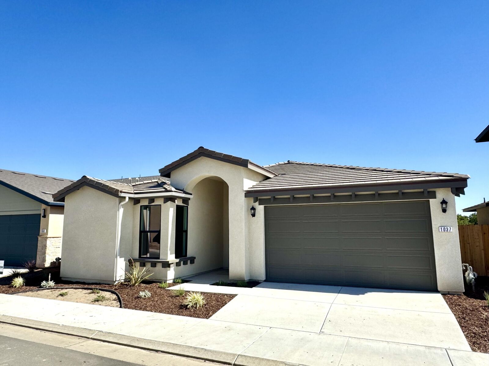 Property Photo: 1037 Madrid Avenue CA 93274