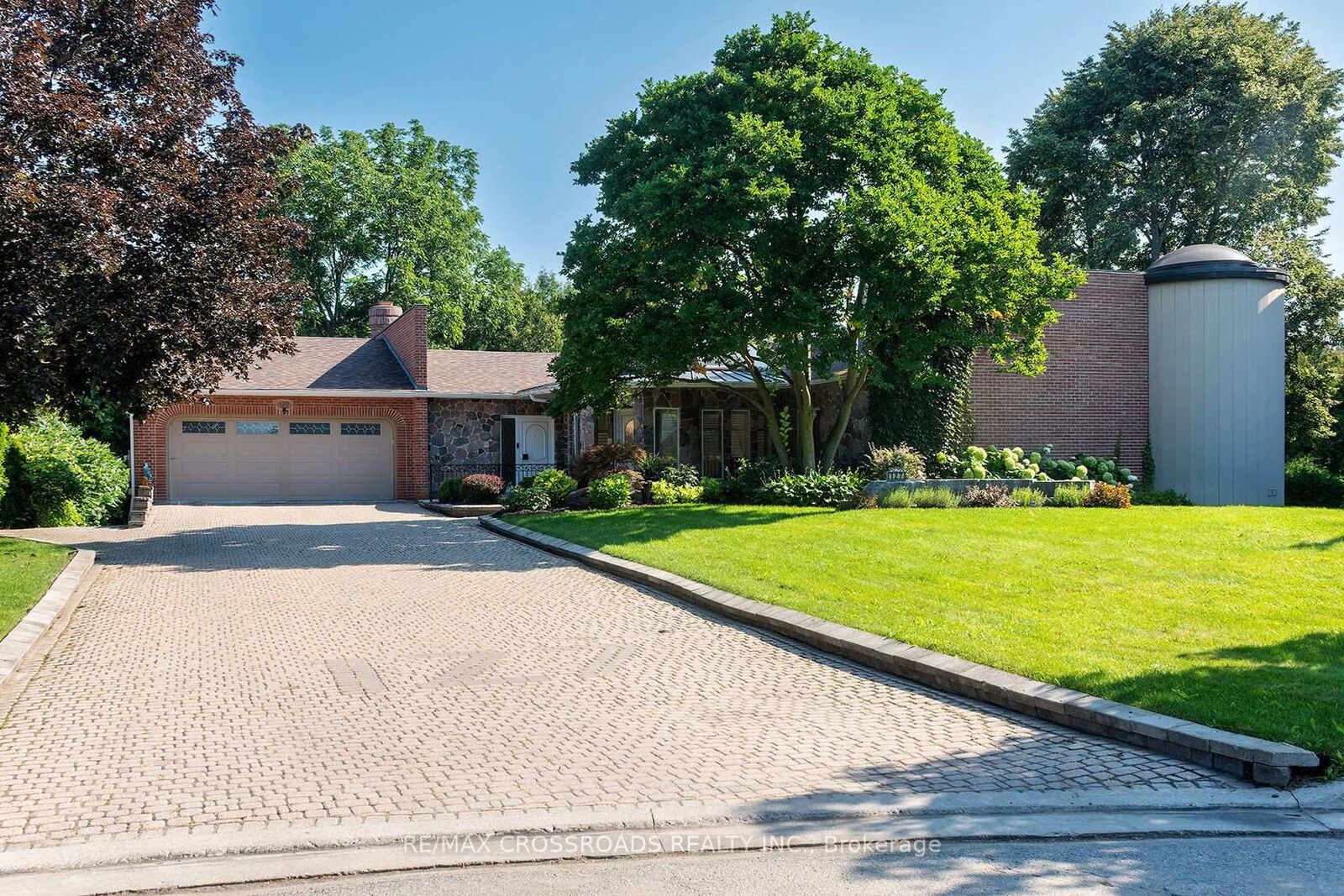Property Photo: 127 Taylorwood Court ON L1G 7V7