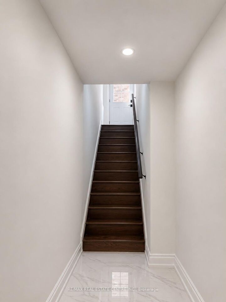Property Photo:  10 Virtue Crescent Lower  ON L4H 4C3 