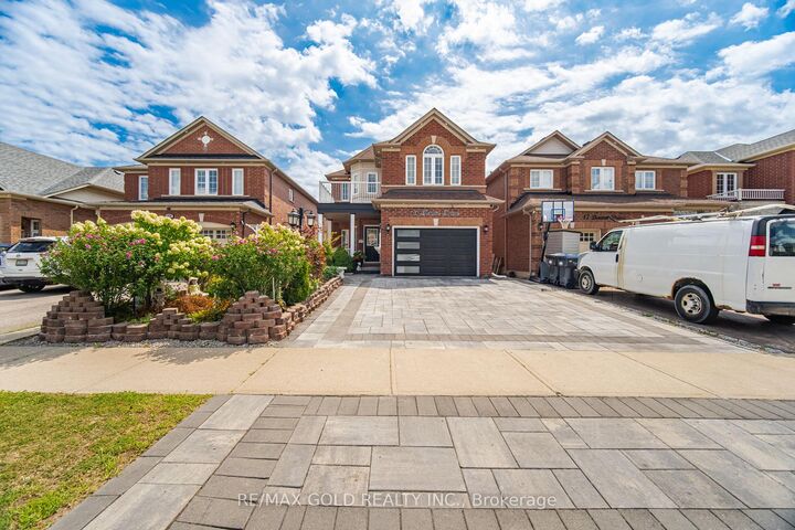 Property Photo: 15 Denim Drive ON L6P 1K4