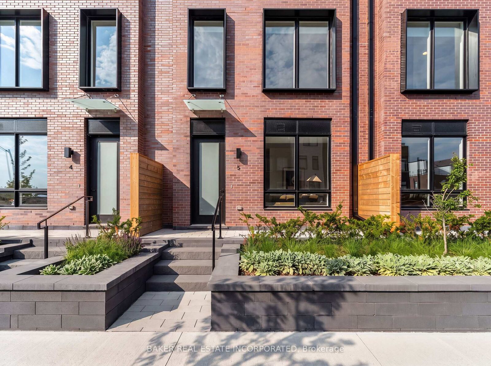 Property Photo: 251 Masonry Way 5 ON L5H 0B3