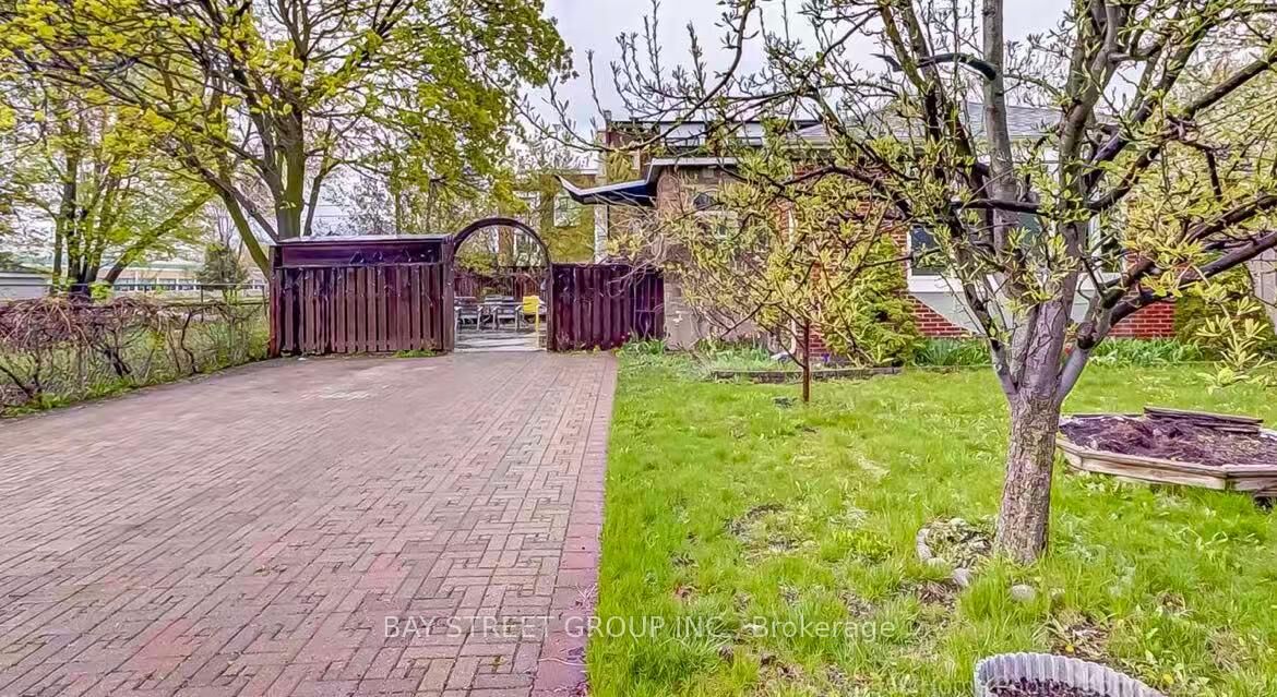 Property Photo:  497 Lynett Crescent Lower  ON L4C 2V8 