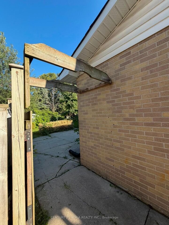 Photo de la propriété: 76 Bernick Drive Lower ON L4M 2V6