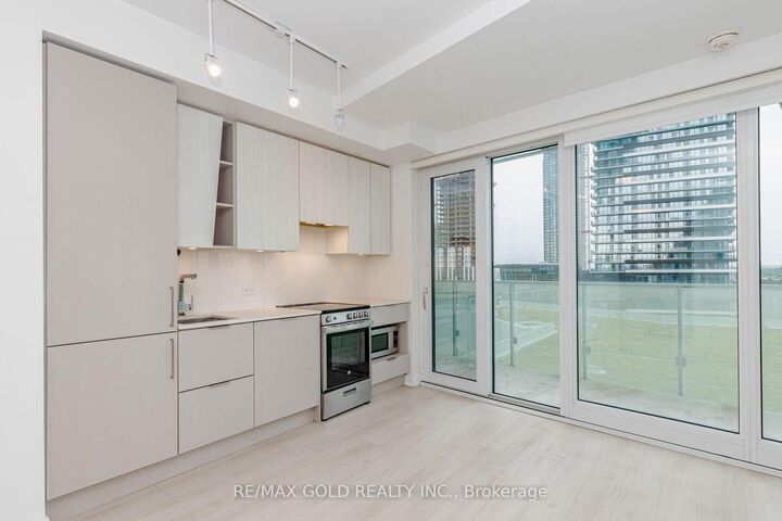 Property Photo: 3900 Confederation Parkway 809 ON L5B 0M3
