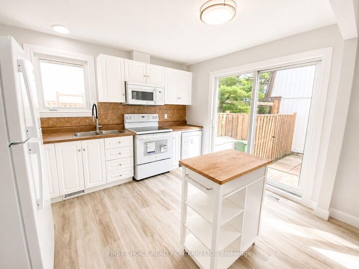 Property Photo: 837 Eastvale Drive 6 ON K1J 7T5