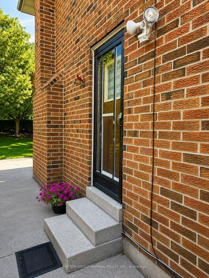 Photo de la propriété: 49 Cog Hill Drive Walkout ON L4K 1M6