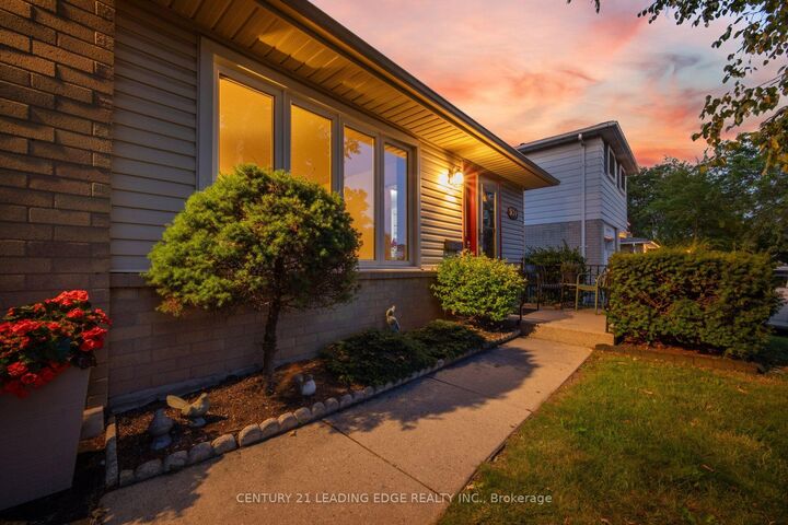 Photo de la propriété:  3245 Lansdown Drive  ON L7M 1K1 