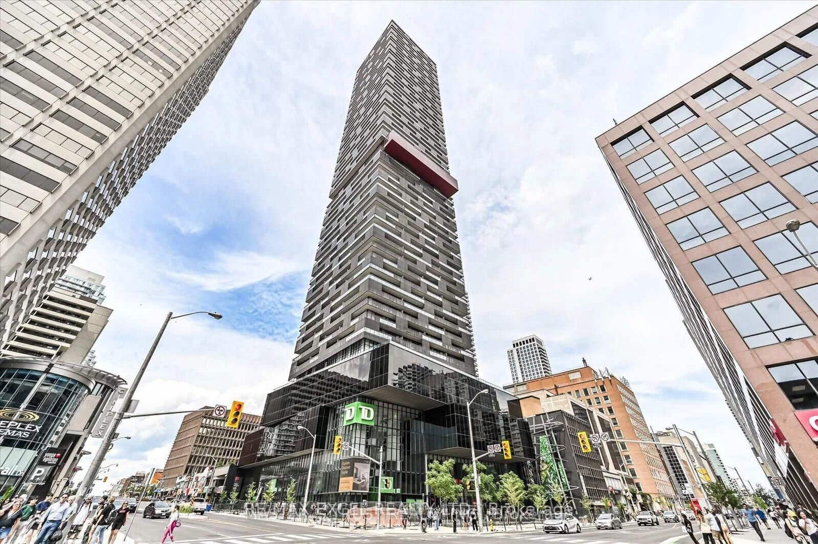 Photo de la propriété: 8 Eglinton Avenue E 2707 ON M4P 0C1