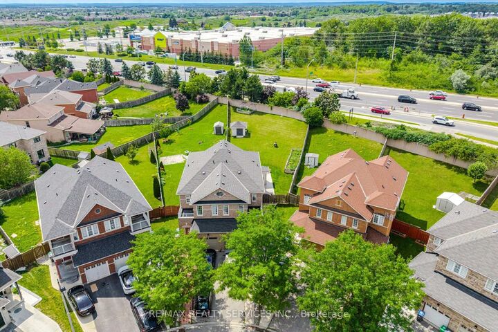 Property Photo: 32 Deepcoral Court ON L6V 4P7
