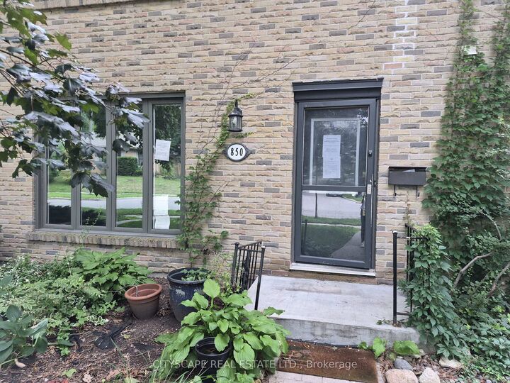 Property Photo: 850 Berkshire Drive 8 ON N6J 3S7