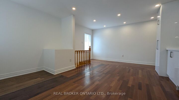 Property Photo:  1150 Woodbine Avenue Unit #3  ON M4C 4C9 