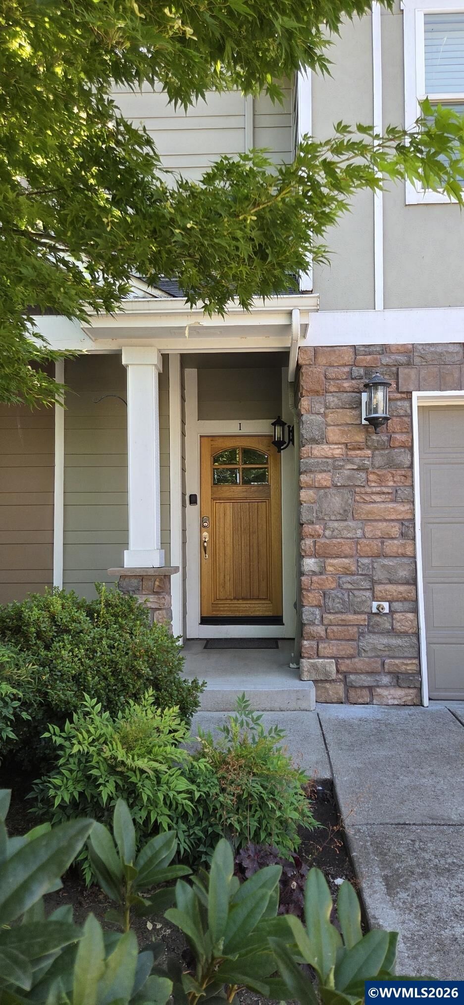 Property Photo: 211 Silver Unit I St OR 97381