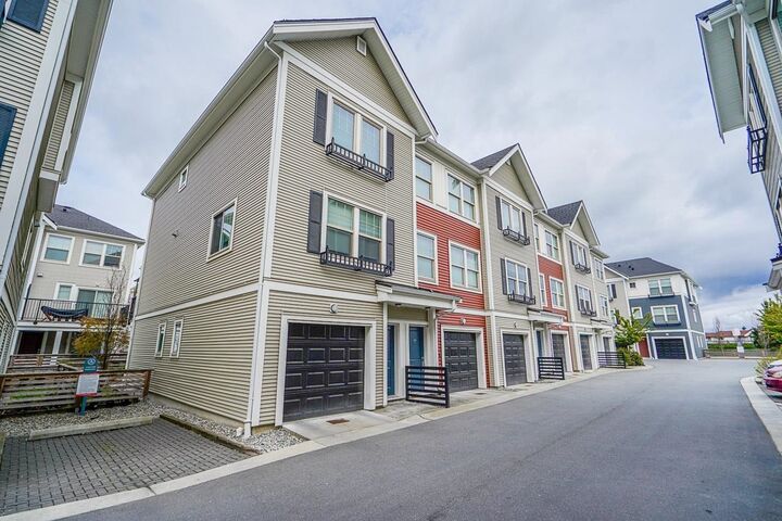Property Photo: 32633 Simon Avenue 44 BC V2T 0G9