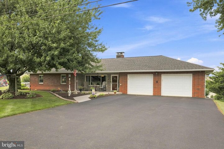 Property Photo: 215 Wynwood Drive PA 17584