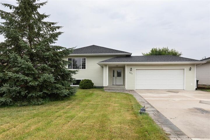Property Photo:  321 Greentree Drive  MB R0A 0R0 