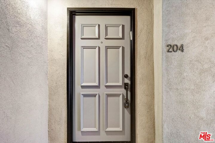 Property Photo: 439 N Doheny Dr, Unit 204 CA 90210