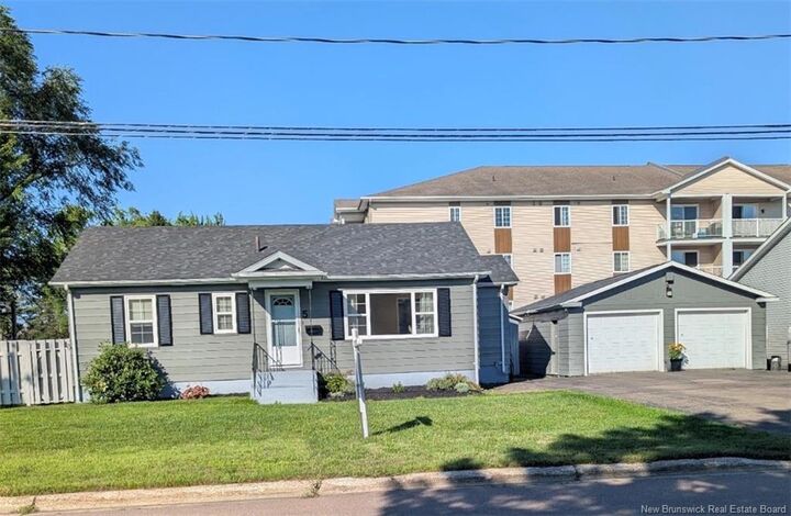 5 Wentworth Drive — photo 1