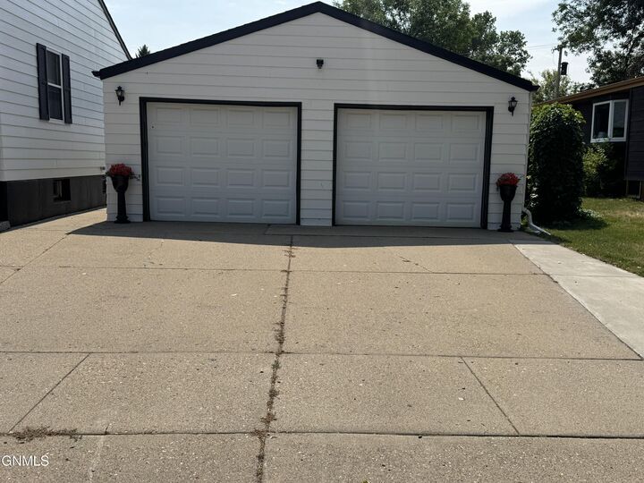 Property Photo:  201 4th Street NW  ND 58523 