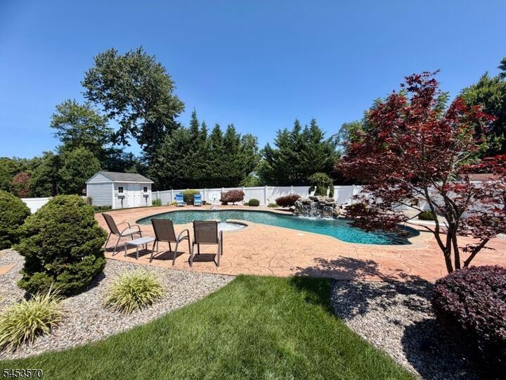 Property Photo:  6 Briarheath Ln  NJ 07066 