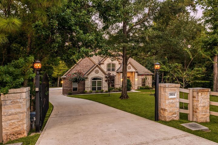 Property Photo: 1904 Boulder Ridge Drive TX 77304