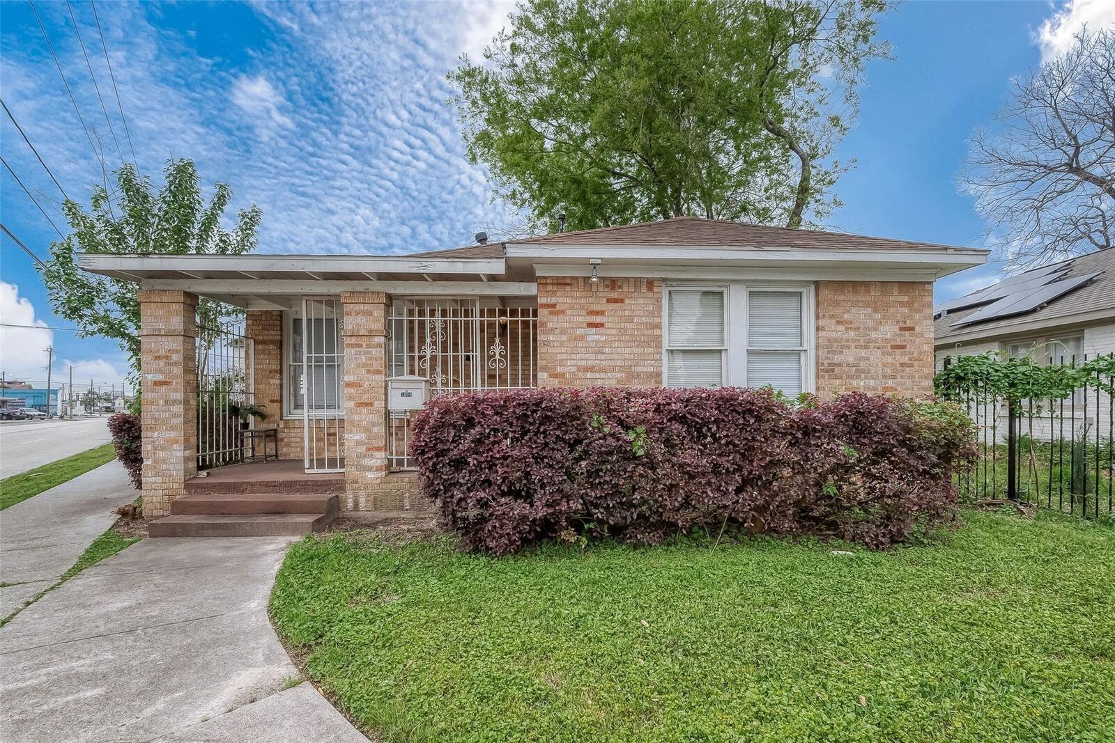 Property Photo: 5009 N Main Street TX 77009