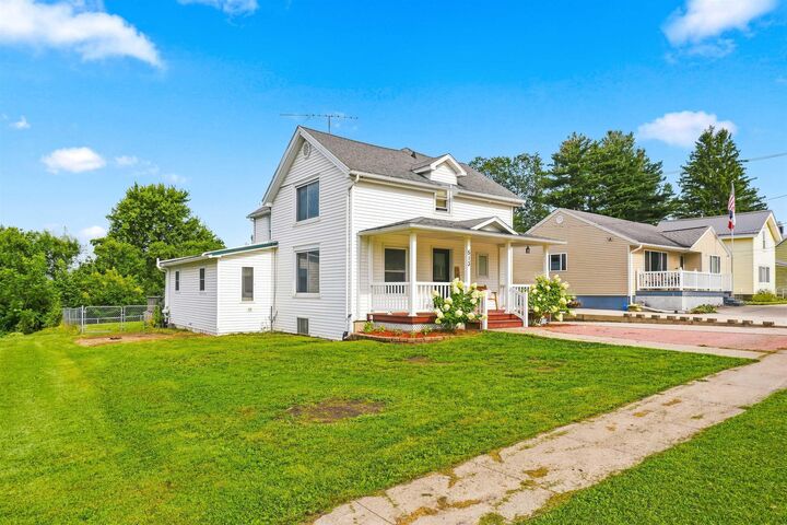 Property Photo:  513 Commercial Street  IA 52076 
