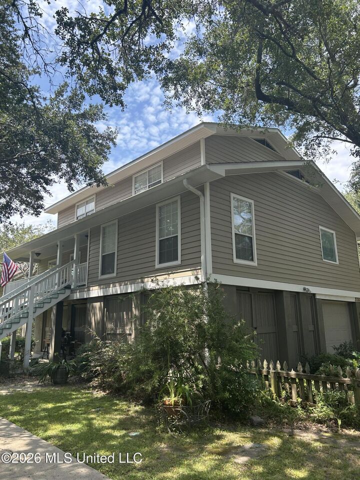 Property Photo:  2421 Washington Avenue  MS 39567 