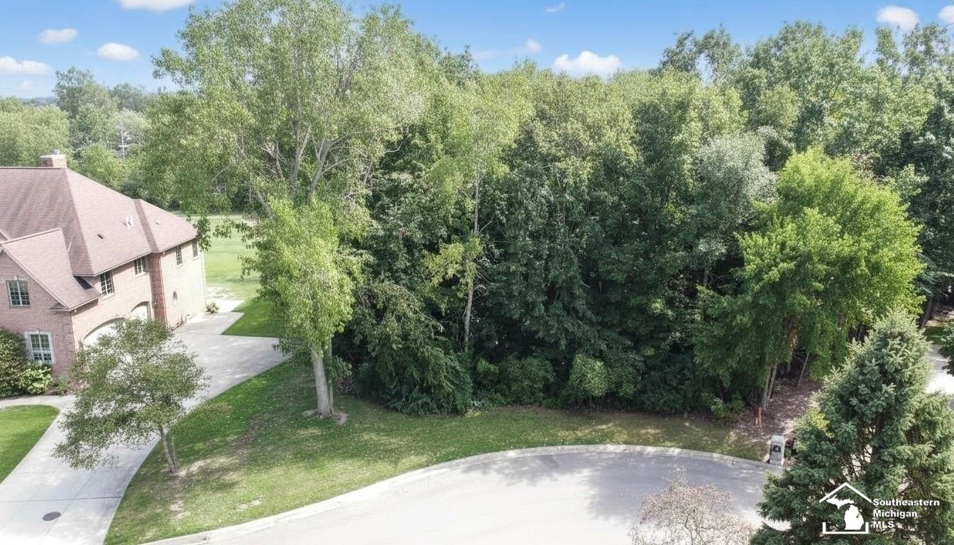 Property Photo:  1059 Abbey Road  MI 48161-5022 