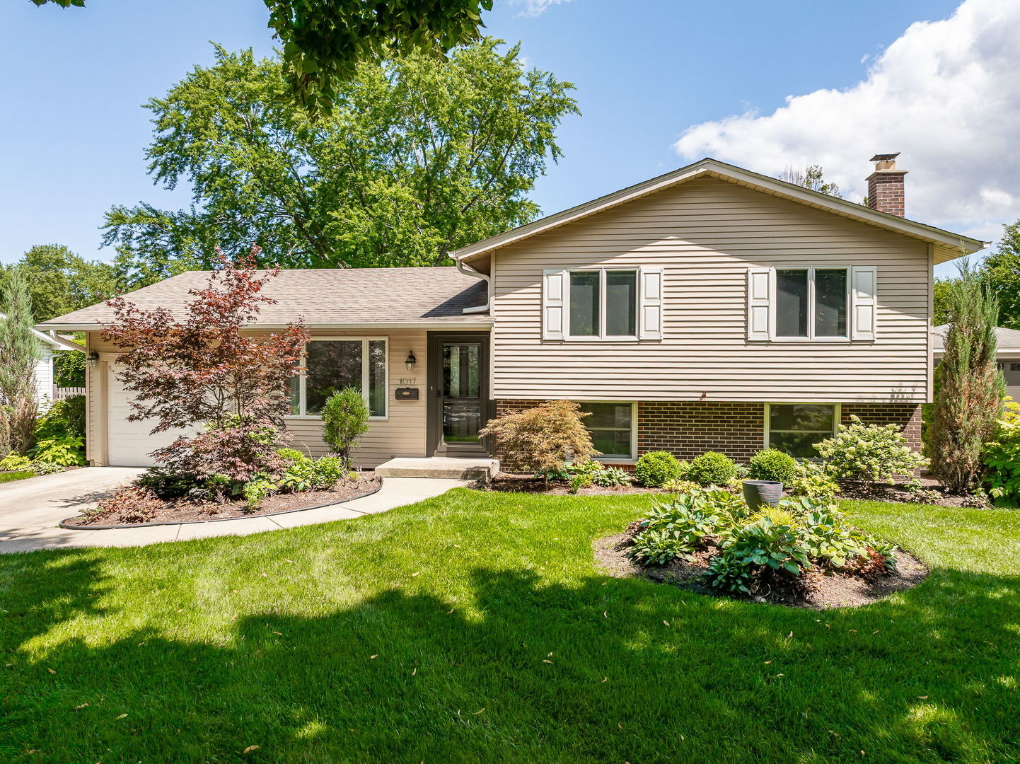 Property Photo: 1017 N Timberlea Drive IL 60067