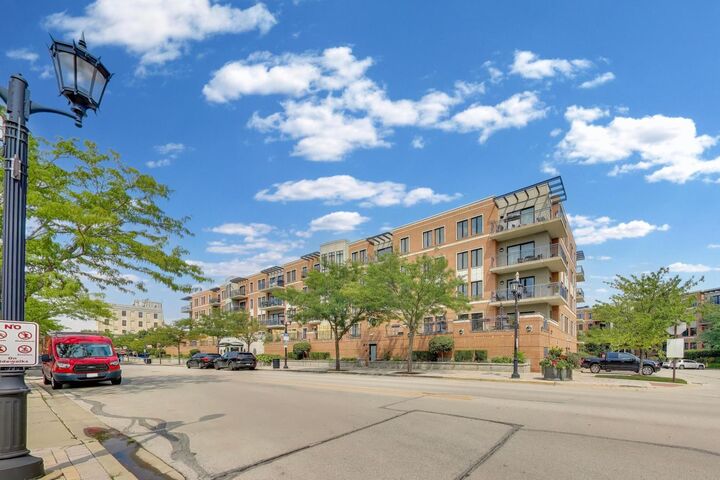 Property Photo:  135 S York Street 520  IL 60126 