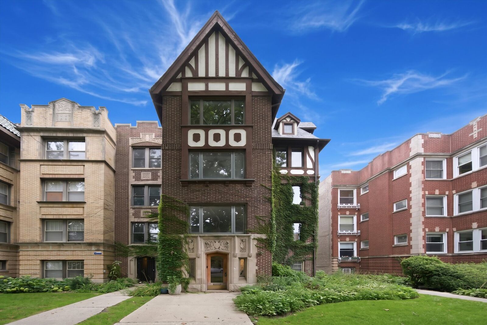 Property Photo: 1354 W Greenleaf Avenue 1B IL 60626