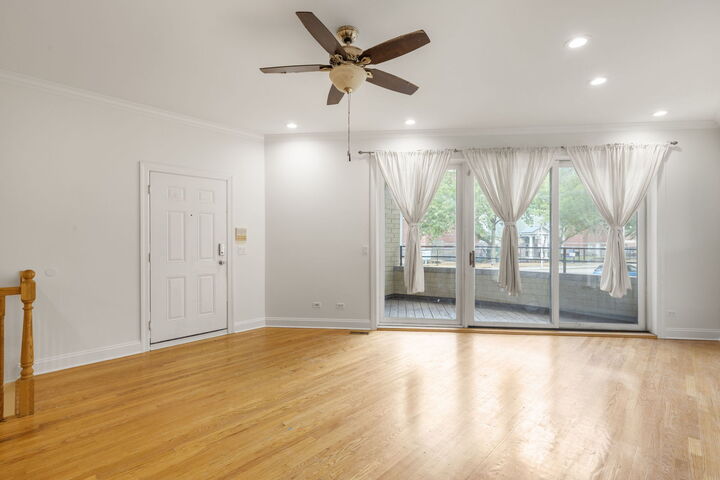 Property Photo: 4662 N Winthrop Avenue 1S IL 60640