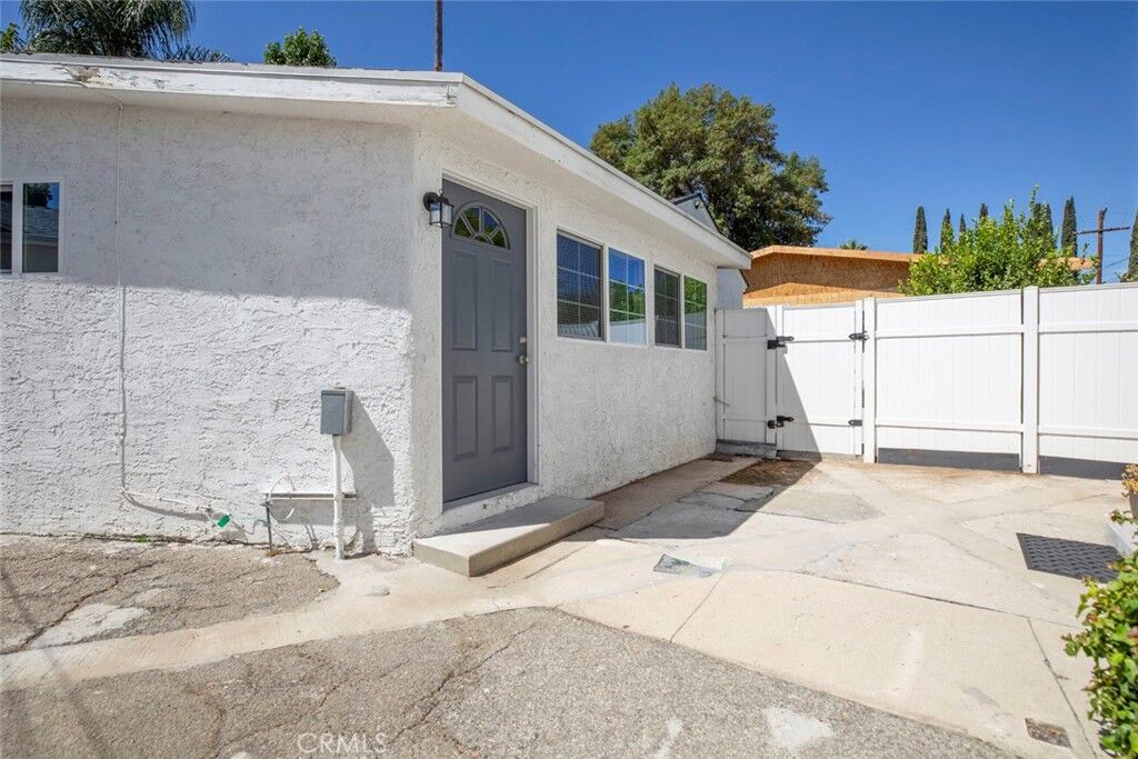 Property Photo:  18413 1/2 Erwin Street  CA 91335 