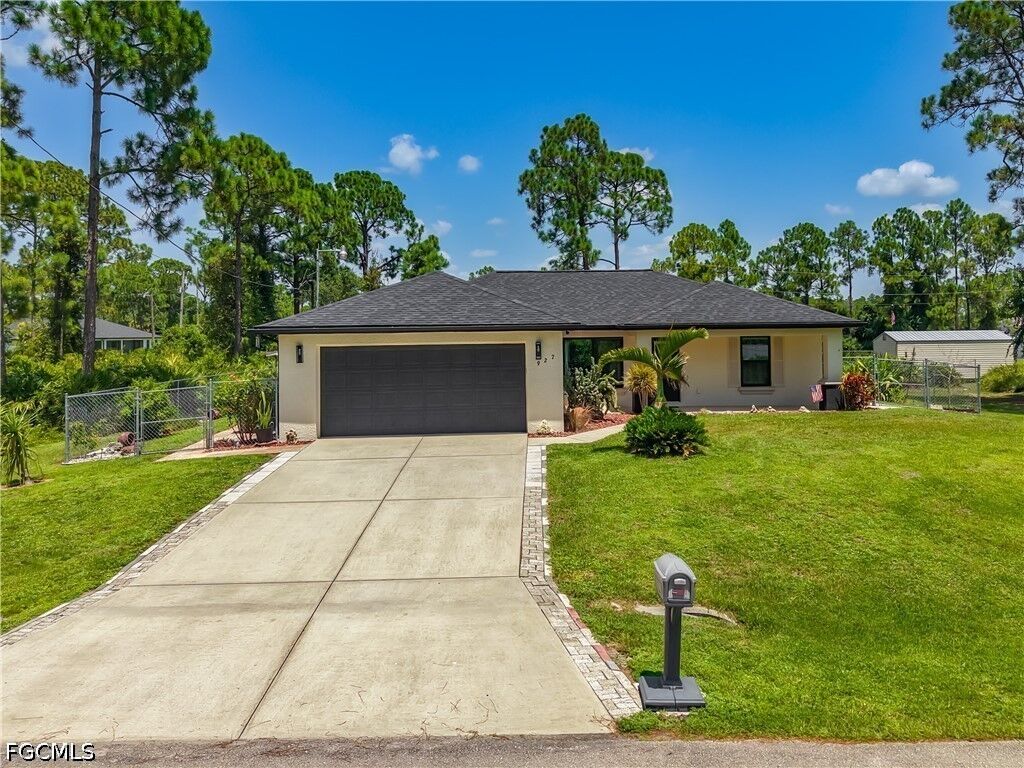 Property Photo: 927 Franklin Street E FL 33974