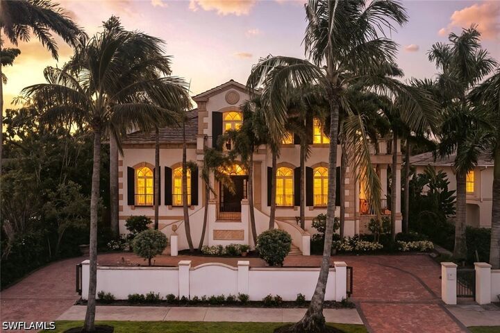 Property Photo:  40 5th Avenue S  FL 34102 