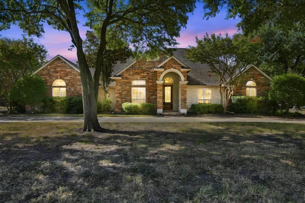 Property Photo:  1212 N Creek Circle  TX 75165 